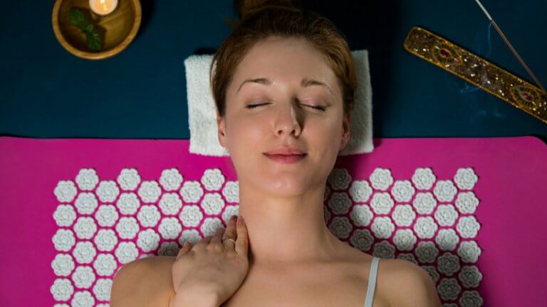 akupressurmatte-heilen-und-lindern-wirkungen-und-anwendungsmoeglichkeiten