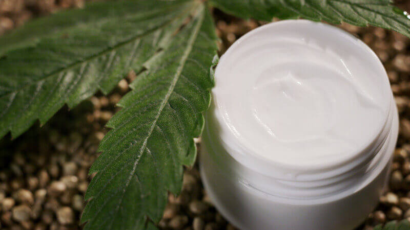 cannabidiol-creme-bei-akne-und-anderen-unreinheiten